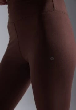 ESSENTIAL FULL LENGTH HIGH RISE LEGGINGS - Leggings - Dark Brown -Mode Kleidung 38cf719e882344bc8611a423af33bee9