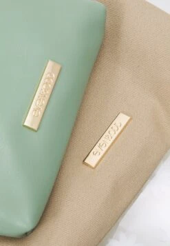 Even&Odd 3PACK - Kosmetiktasche - Green/ Khaki 10 Even&Odd 3PACK - Kosmetiktasche - Green/ Khaki -Mode Kleidung 47c19c38503442c0a29c76675204ab57