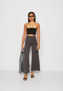 Titelseite -Mode Kleidung 60a6c030e4684136b741b5a7d41e8404