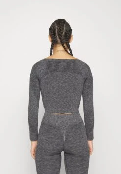 SEAMLESS CROPPED LONGSLEEVE - Langarmshirt - Black -Mode Kleidung 7d040ae2db5048f893d371c75aa96ed7