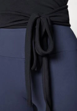 LONG SLEEVE YOGA WRAP TOP - Long Sleeved Top - Black -Mode Kleidung 8b7e0877c7d14125ae4f4708386e6105