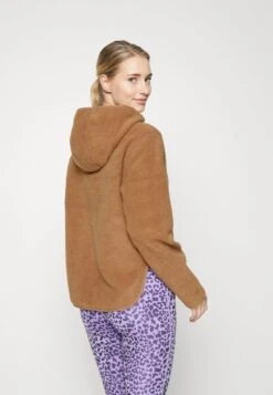 Fleecejacke - Light Brown 8 Fleecejacke - Light Brown -Mode Kleidung 9f78421cb48e444dba184121659098fe