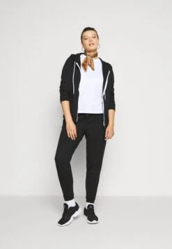 Titelseite -Mode Kleidung b30dbf1ae1224e0eb267f90e4f4a466c