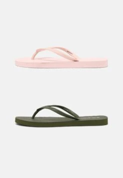 Titelseite -Mode Kleidung c33a462815b9425c9b52945d0ae34618