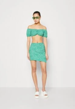 Titelseite -Mode Kleidung c6311110db8f4d52b8b2951e01dd5298