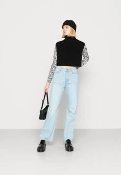 Titelseite -Mode Kleidung cd98ec35c1714ab08f759cf3645d4f96