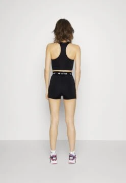 Kurze Sporthose - Black -Mode Kleidung e6a6d0dbe22647aa97316add8e1e02eb