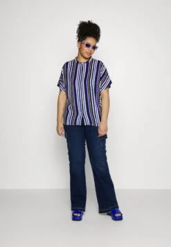 Jeans Bootcut - Light Blue Denim -Mode Kleidung e963b3129ffc4a418939402e8de7aa1e